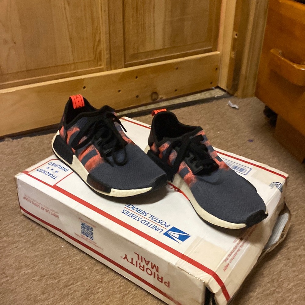 Adidas nice shoes 7men 61/2 women